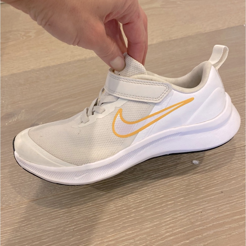 Girls Nike Starrunner size 2.5 shoe